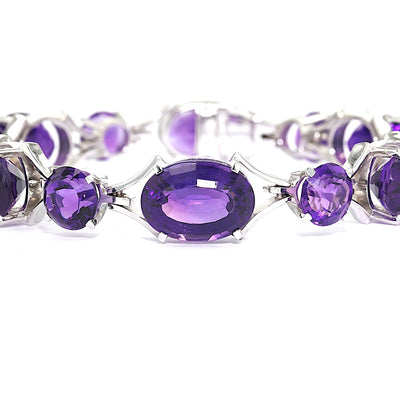 Bracelet in 750 white gold with amethysts, lying frontal close-up