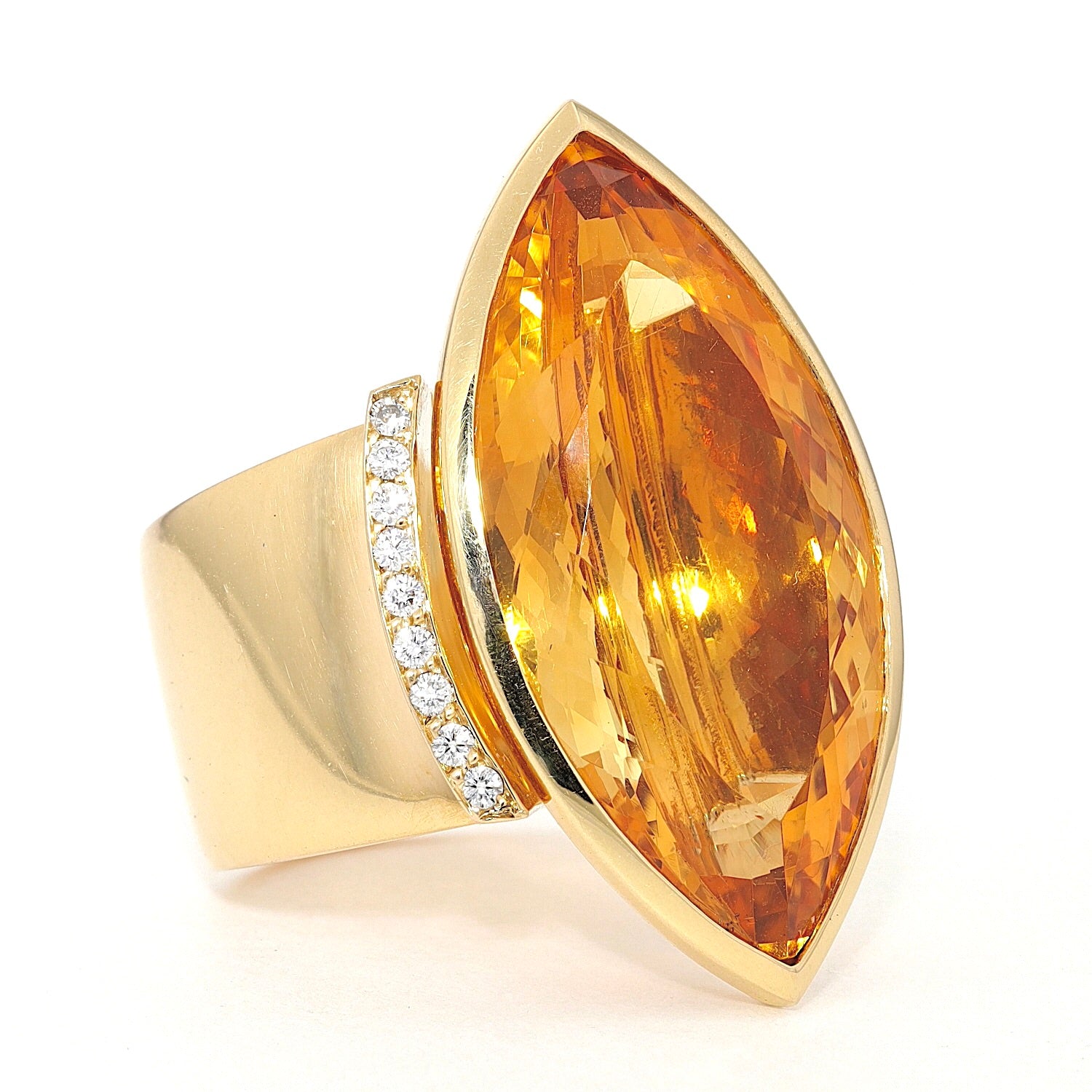 Ring in 750 yellow gold with a large citrine and brilliants, turned horizontally to the right