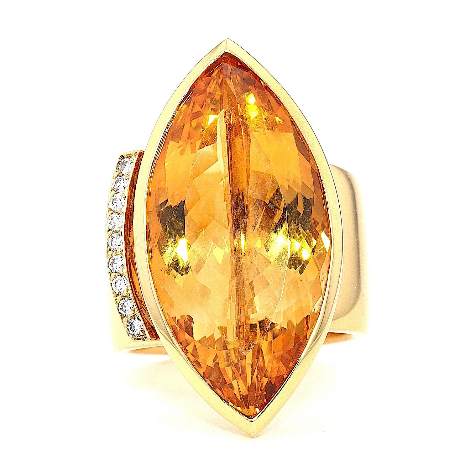 Ring in 750 yellow gold with a large citrine and brilliants, lying frontally