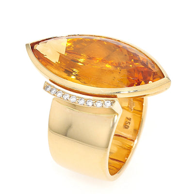 Ring in 750 yellow gold with a large citrine and brilliants, standing