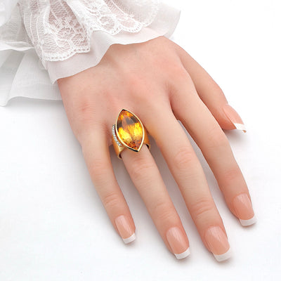 Ring in 750 yellow gold with a large citrine and brilliants, on the hand