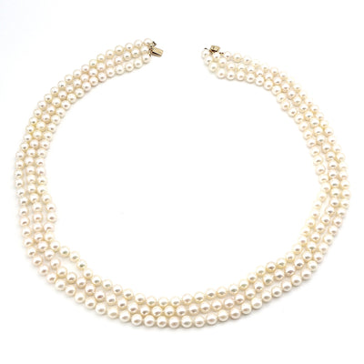 Large cultured pearl necklace with a gold lock, France around 1800 with diamonds, horizontal plan view 2