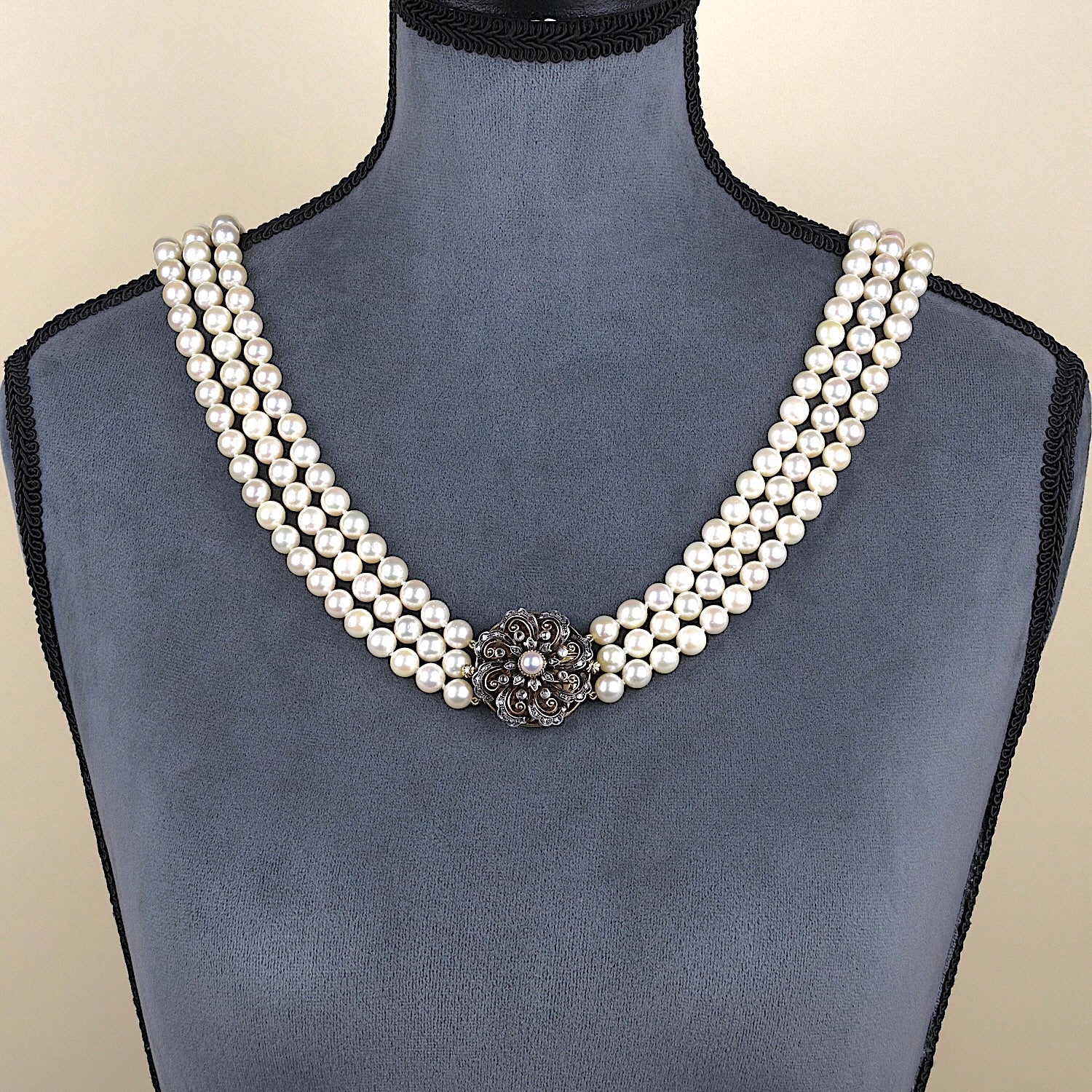 Large cultured pearl necklace with a gold lock, France around 1800 with diamonds, at the bust