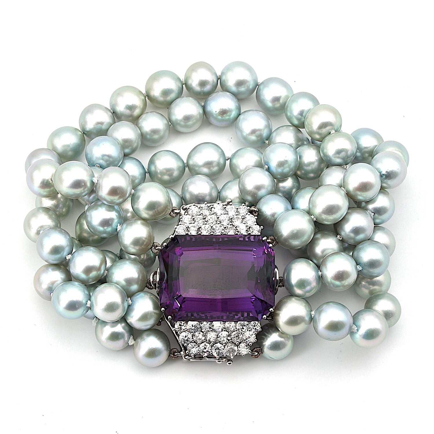 Bracelet with 5 rows of cultured pearls and a lock in 750 white gold with brilliants and an amethyst, lying frontally