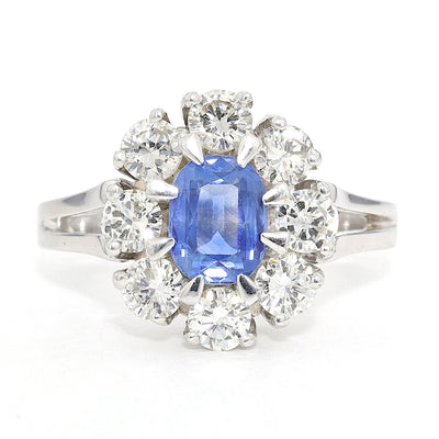 Ring in 750 white gold with a sapphire and brilliants, lying frontally