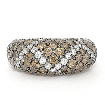 Ring in 750 white gold with white and champagne-colored brilliants, lying frontally