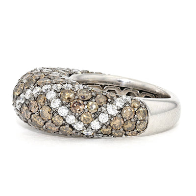 Ring in 750 white gold with white and champagne-colored brilliants, turned horizontally to the left