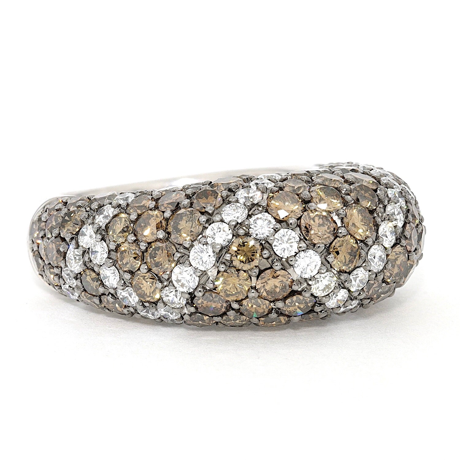 Ring in 750 white gold with white and champagne-colored brilliants, turned horizontally to the right