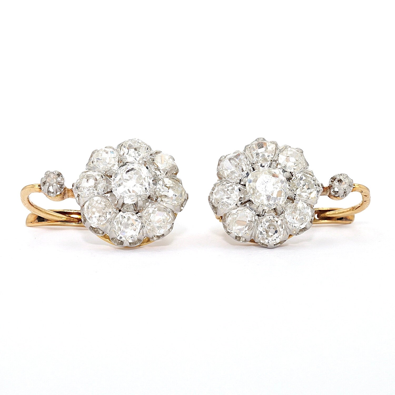 1 pair of earrings, France around 1910 in 750 yellow gold, platinum with diamonds, lying frontal