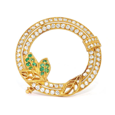 Brooch in 750 yellow gold with brilliants and emeralds, standing frontal