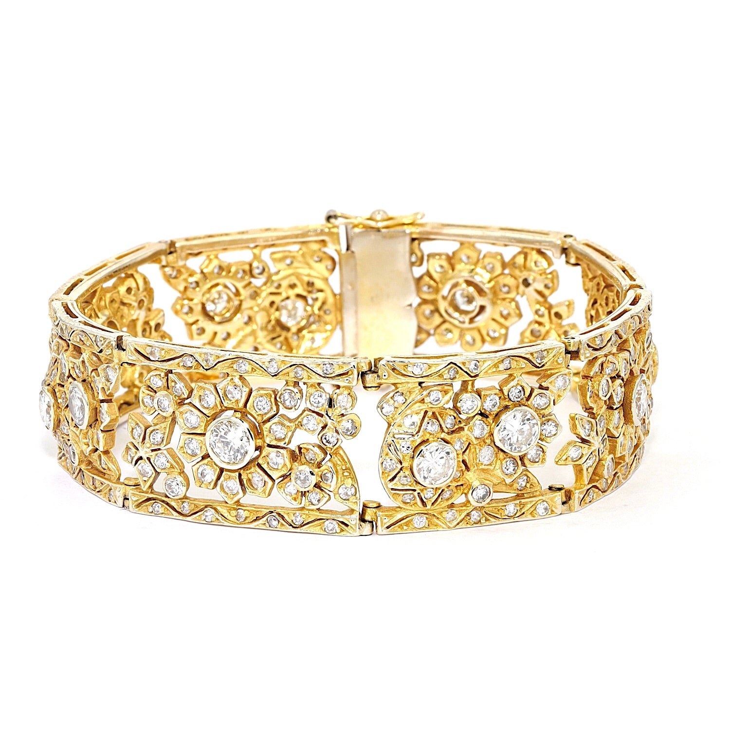 Bracelet in 585 yellow gold with a total of approx. 6.2 ct brilliants and diamonds, lying frontally