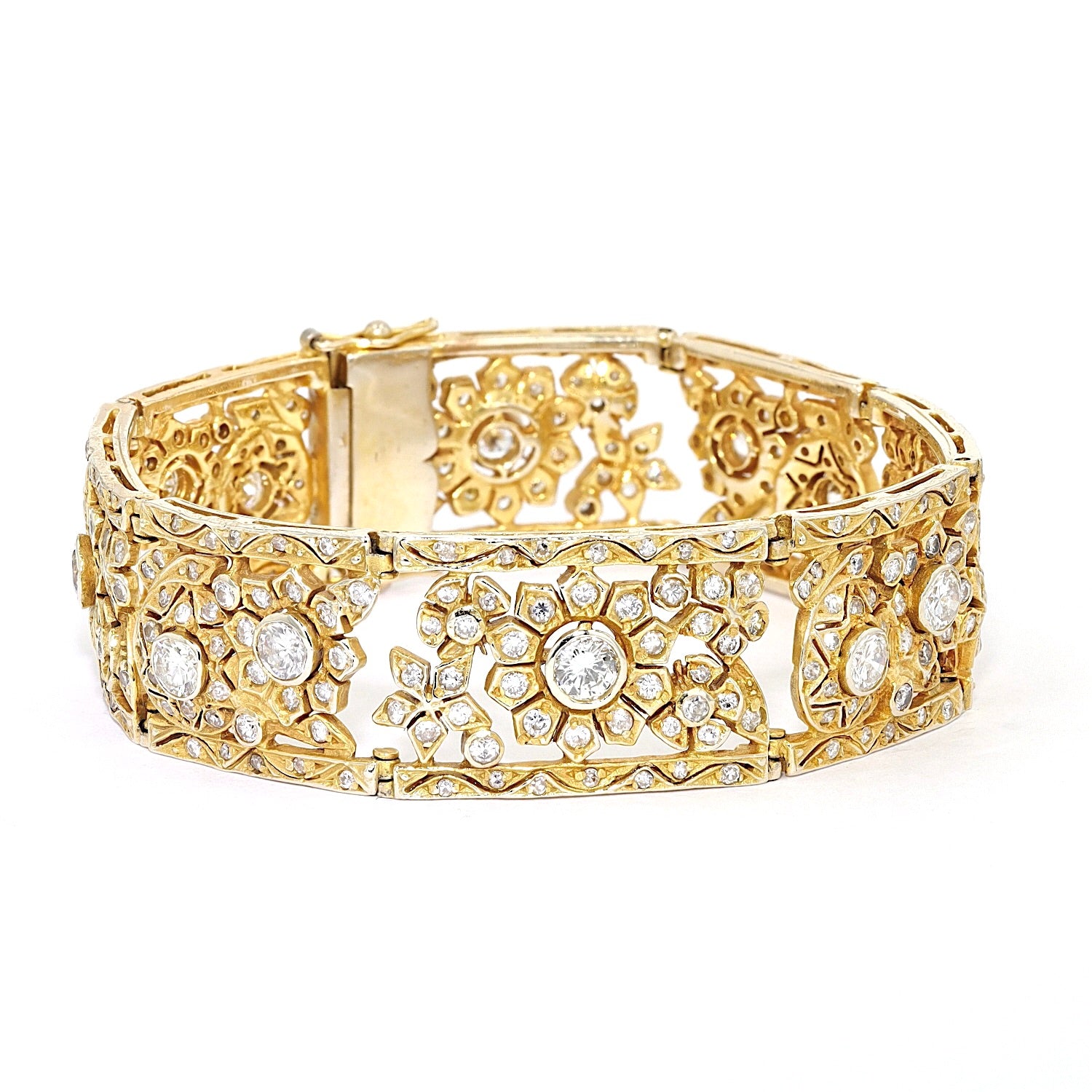 Bracelet in 585 yellow gold with a total of approx. 6.2 ct brilliants and diamonds, turned horizontally to the right