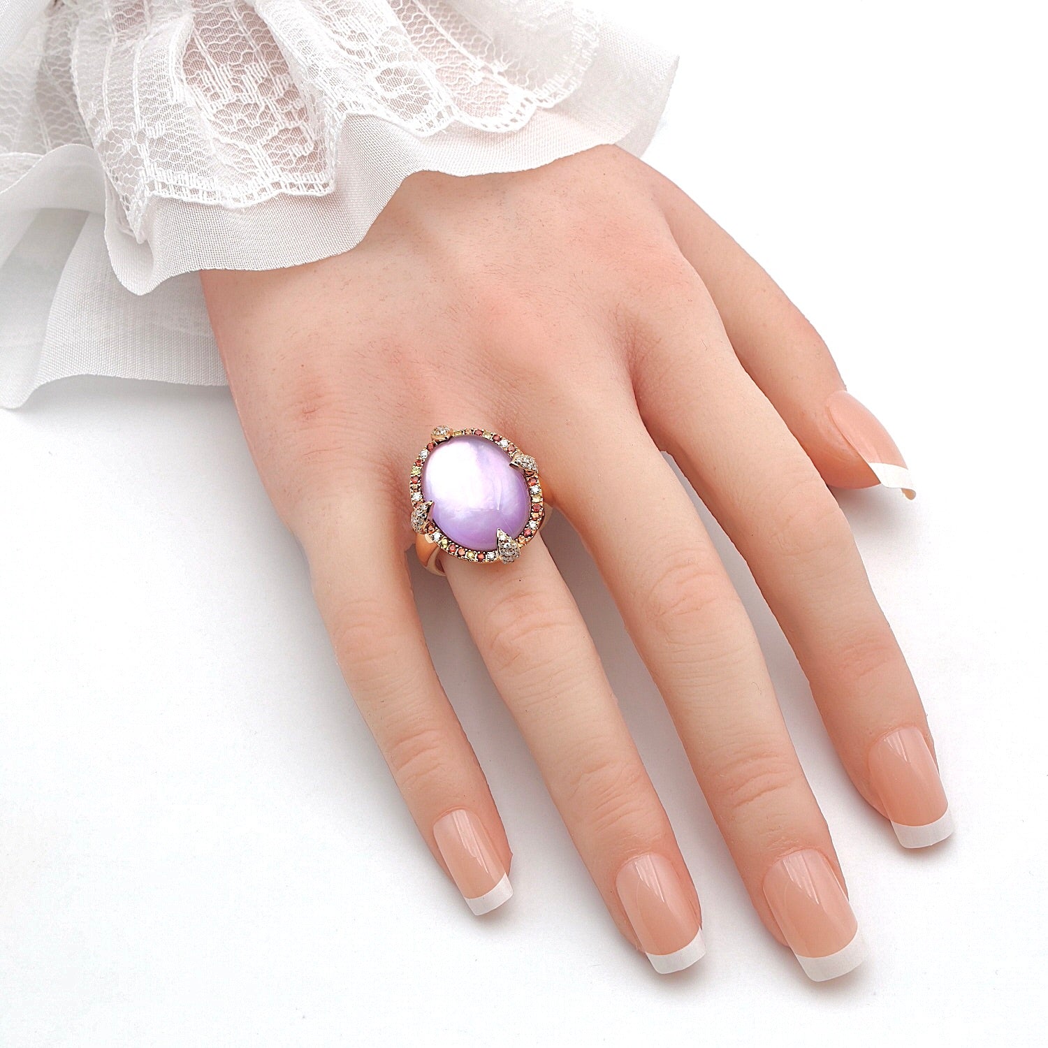 Ring in 750 yellow gold with an amethyst and brilliants, on the hand