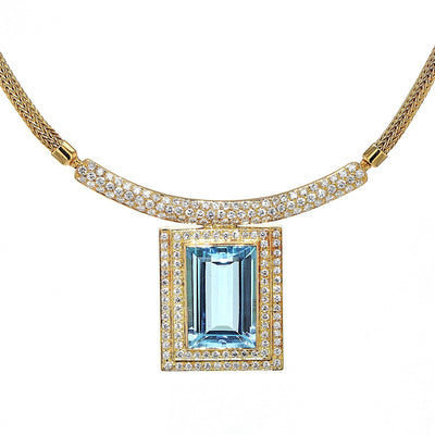 Necklace in 750 yellow gold with a blue precious topaz and brilliants, hanging frontal close-up