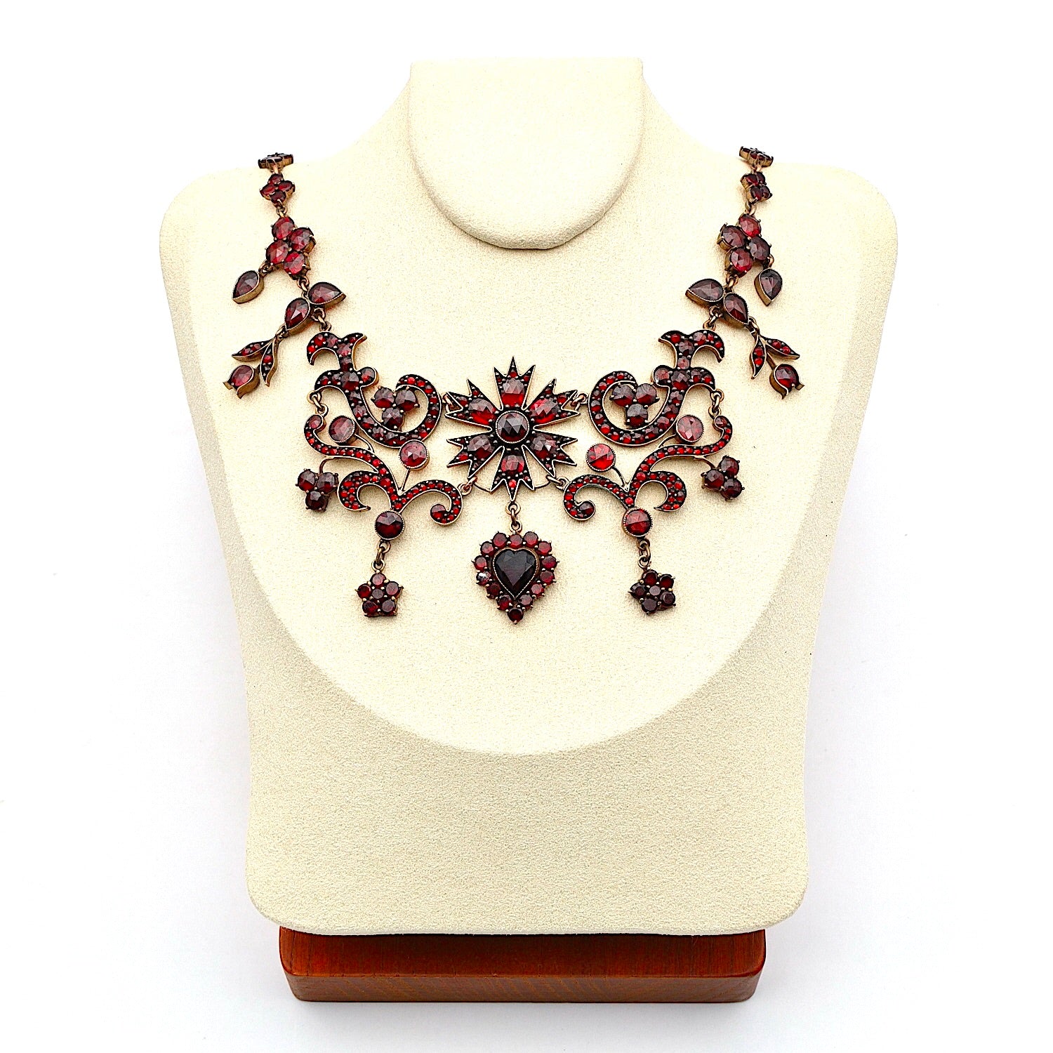 Antique and unusual garnet necklace in tombac, gold-plated, on the bust