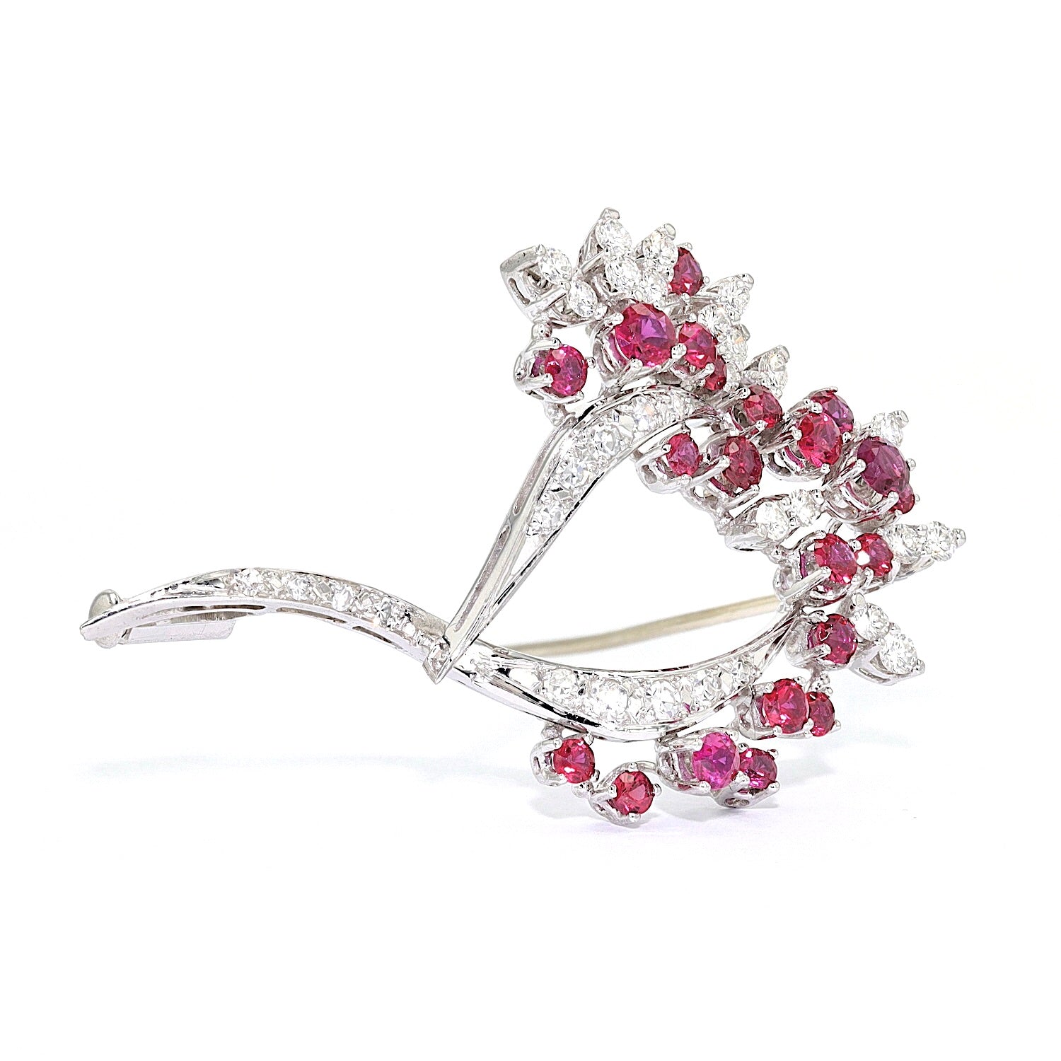 Vintage brooch in 750 white gold with rubies, brilliants and diamonds, standing turned right