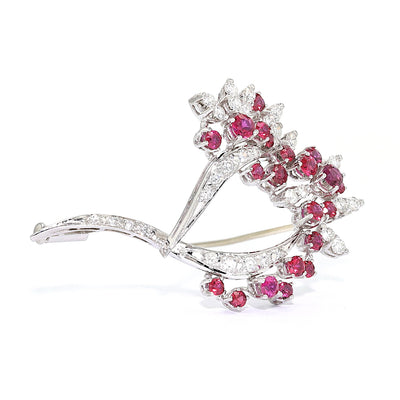 Vintage brooch in 750 white gold with rubies, brilliants and diamonds, standing turned right