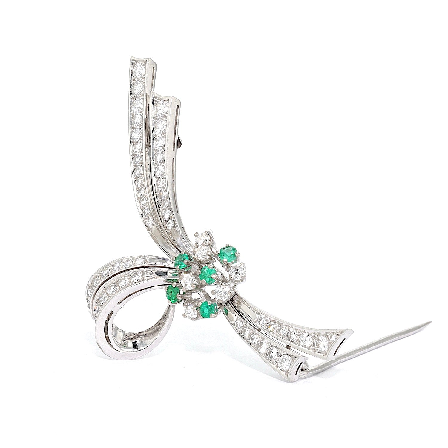 Brooch in 750 white gold with brilliants, diamonds and emeralds, standing inks turned