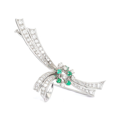 Brooch in 750 white gold with brilliants, diamonds and emeralds, standing turned to the right