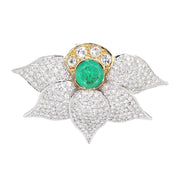 Pendant / brooch in 750 gold with brilliants and an emerald, hanging frontally