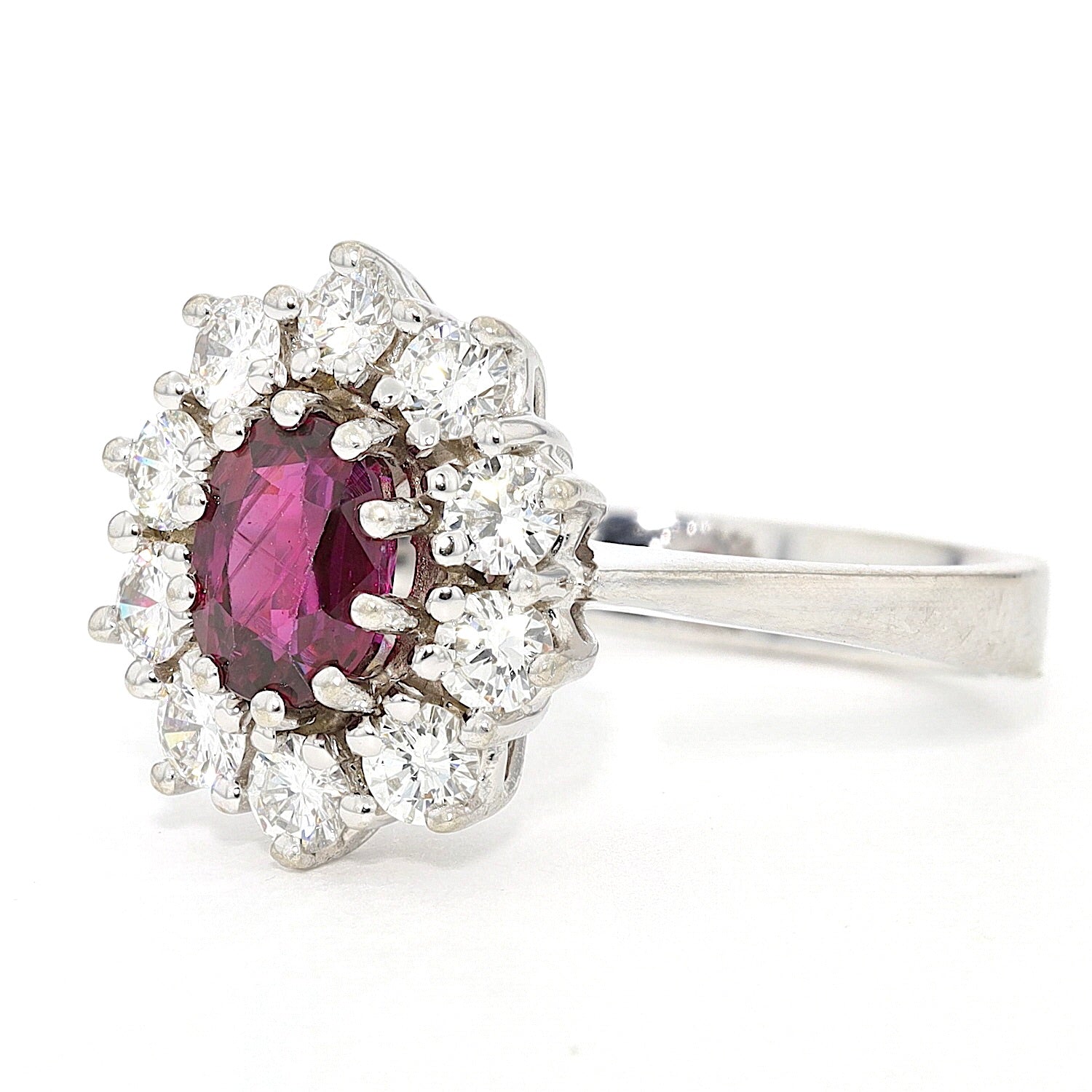 Ring in 585 white gold with a Ruby 1.1 ct and brilliants, total approx. 0.80 ct, turned horizontally to the left