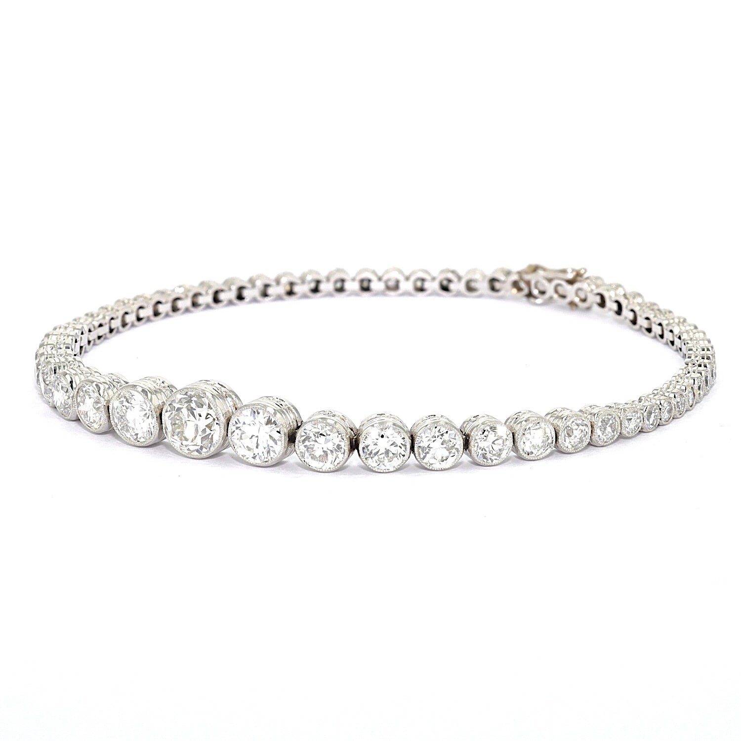 Art Deco tennis bracelet in platinum with a total of approx. 5.1 ct diamonds, turned horizontally to the left