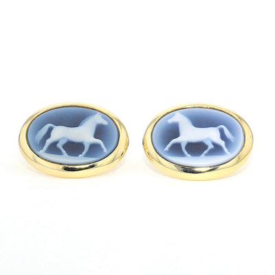 Cufflinks in 585 yellow gold with agate cameo, lying frontally