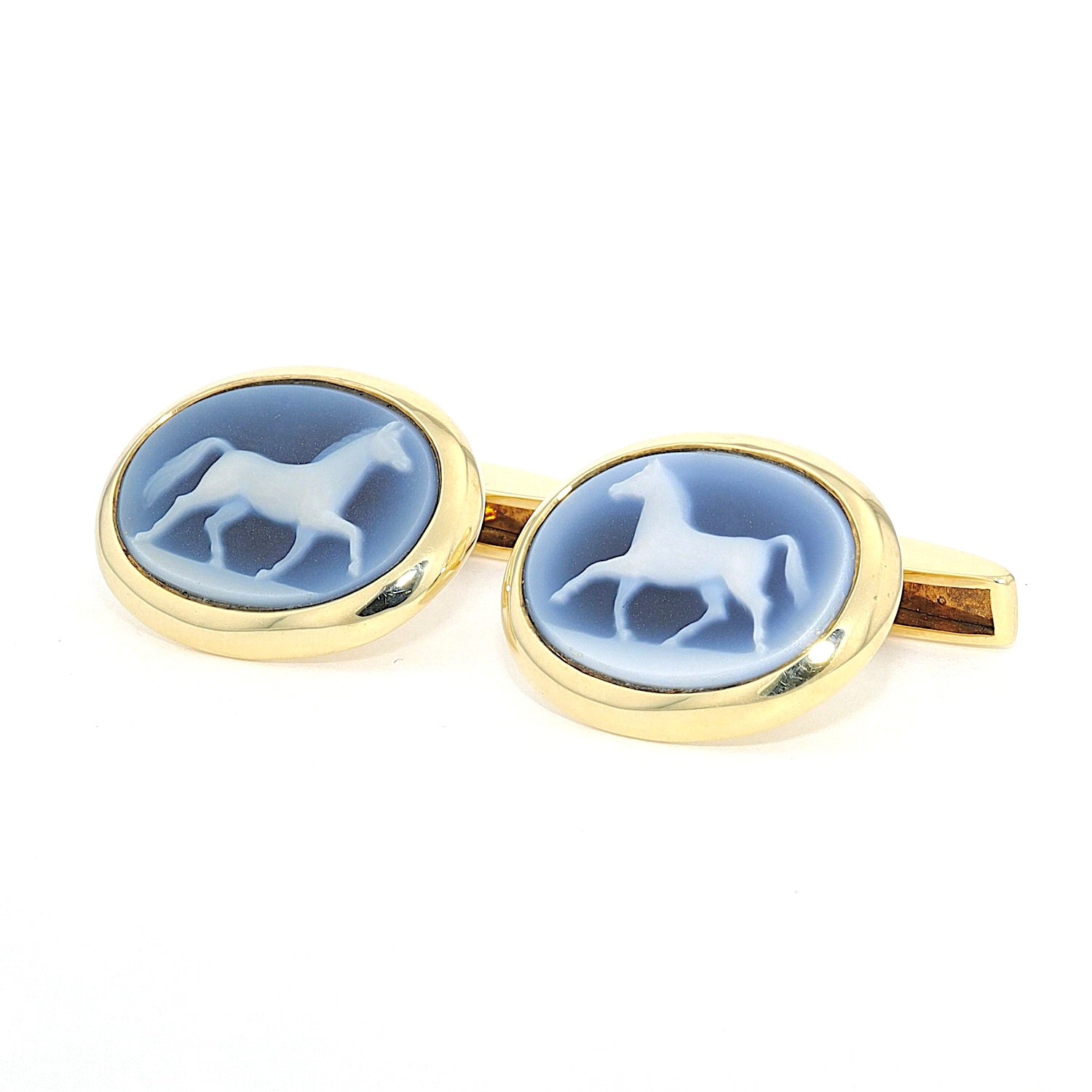 Cufflinks in 585 yellow gold with agate cameo, turned horizontally to the left