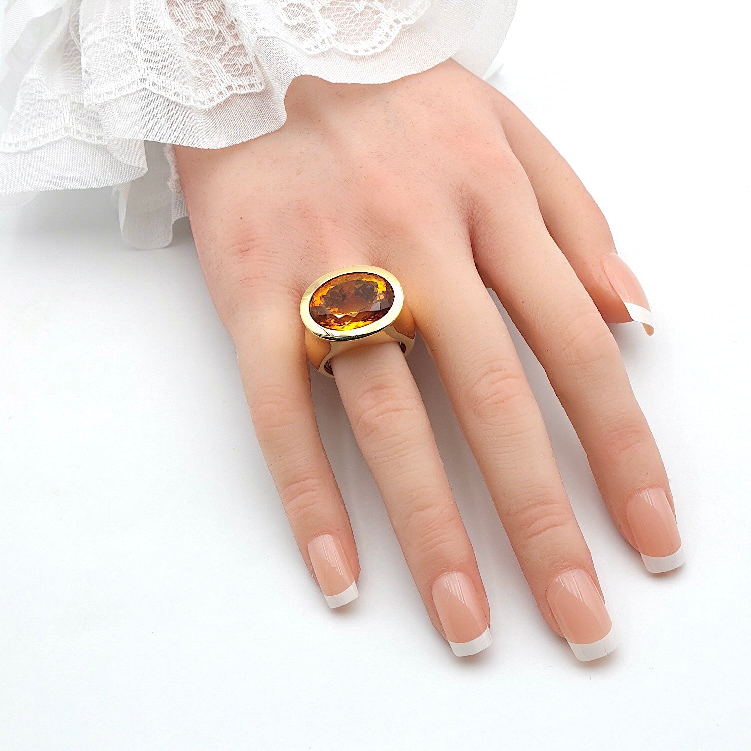 Ring in 750 yellow gold with a citrine approx. 13 ct, on the hand