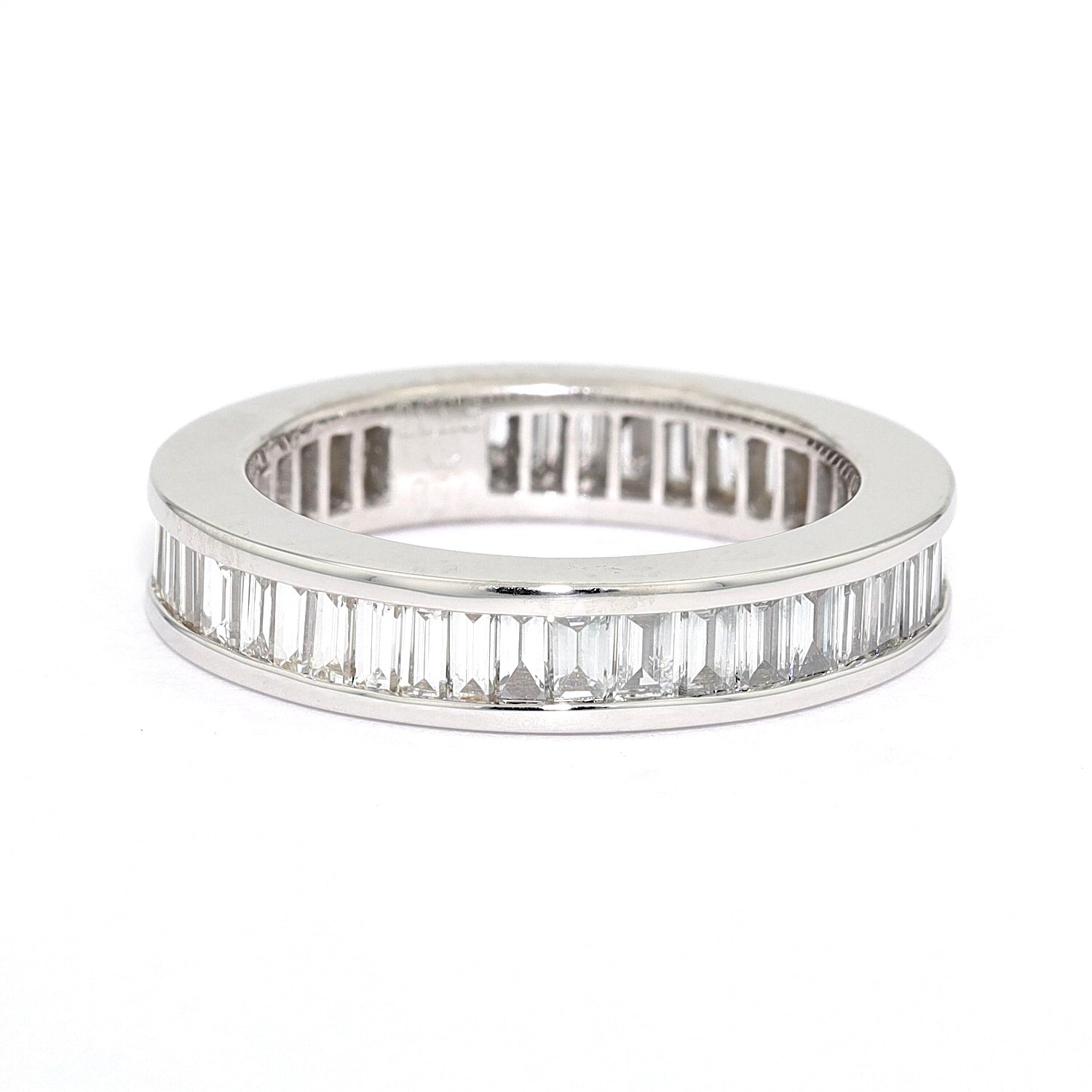 Ladies' ring in 750 white gold with baguette-cut diamonds, total approx. 3 ct, lying frontally