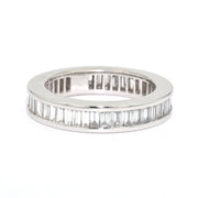 Ladies' ring in 750 white gold with baguette-cut diamonds, total approx. 3 ct, lying frontally