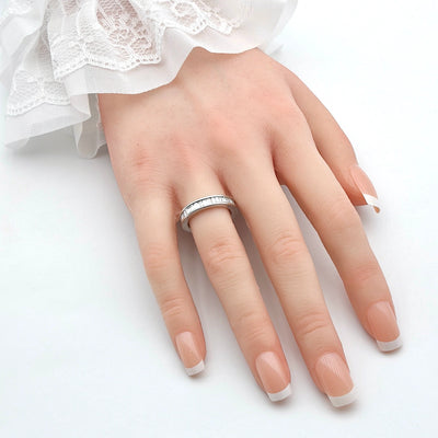 Ladies' ring in 750 white gold with baguette-cut diamonds, total approx. 3 ct, on the hand