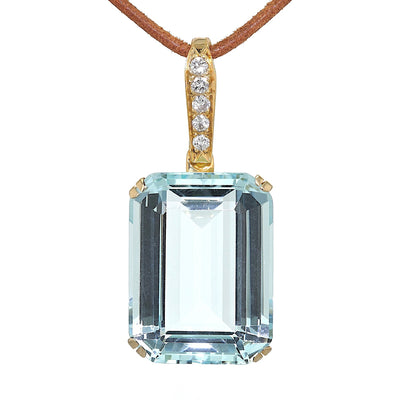 Pendant in 750 yellow gold with an aquamarine and brilliants, hanging frontally