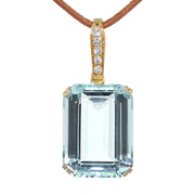 Pendant in 750 yellow gold with an aquamarine and brilliants, hanging frontally