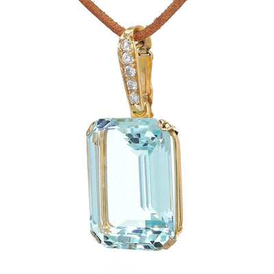 Pendant in 750 yellow gold with an aquamarine and brilliants, hanging turned to the left