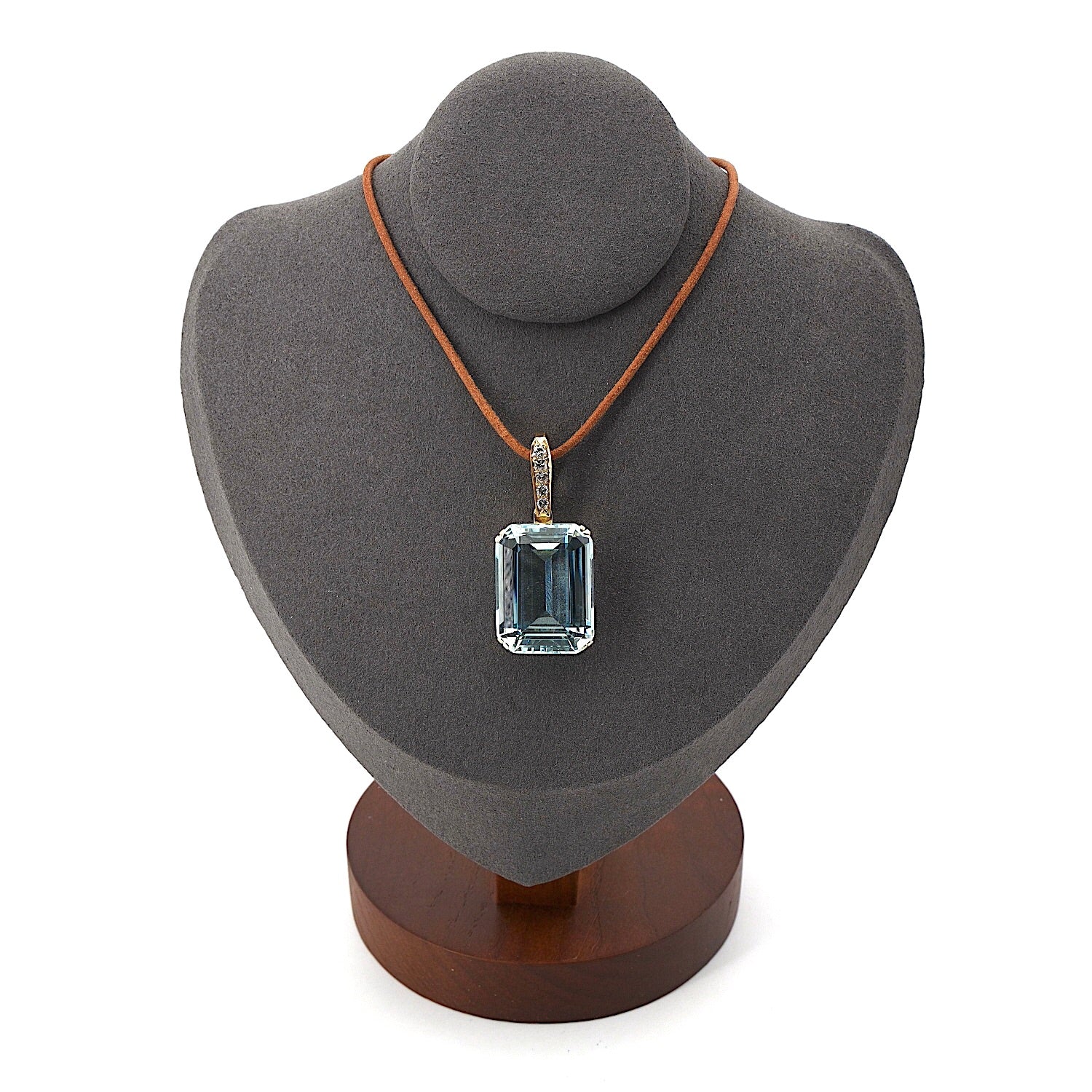 Pendant in 750 yellow gold with an aquamarine and brilliants, dark at the bust