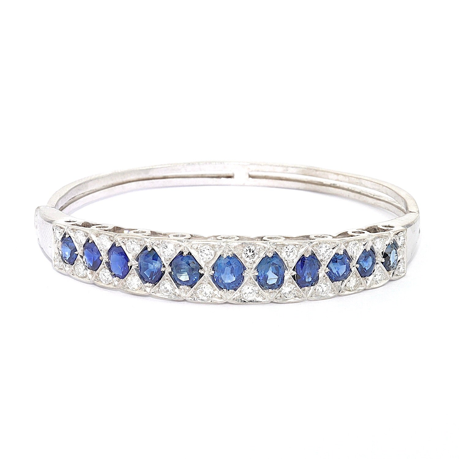 Vintage bangle in 585 white gold with blue sapphires and brilliants, lying frontal