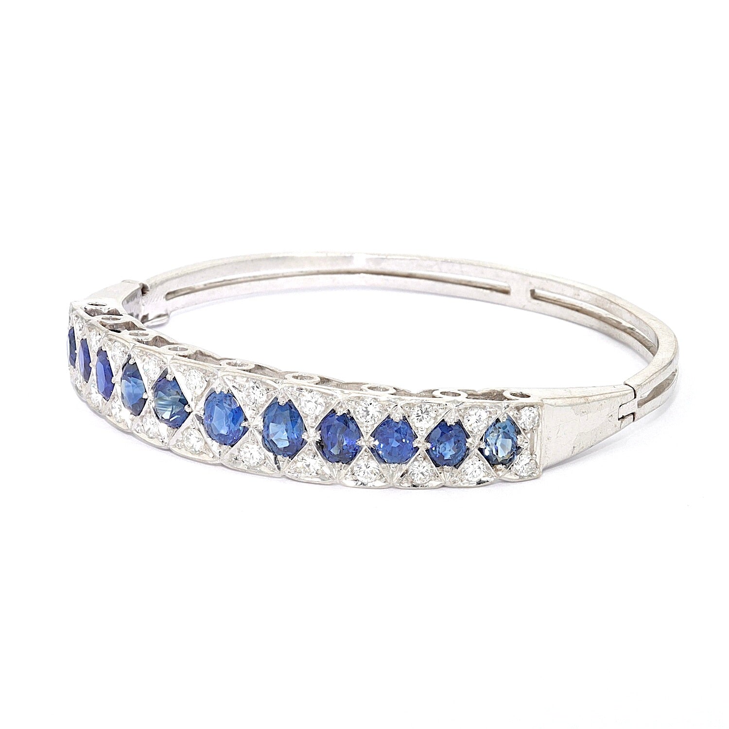 Vintage bangle in 585 white gold with blue sapphires and brilliants, turned horizontally to the left