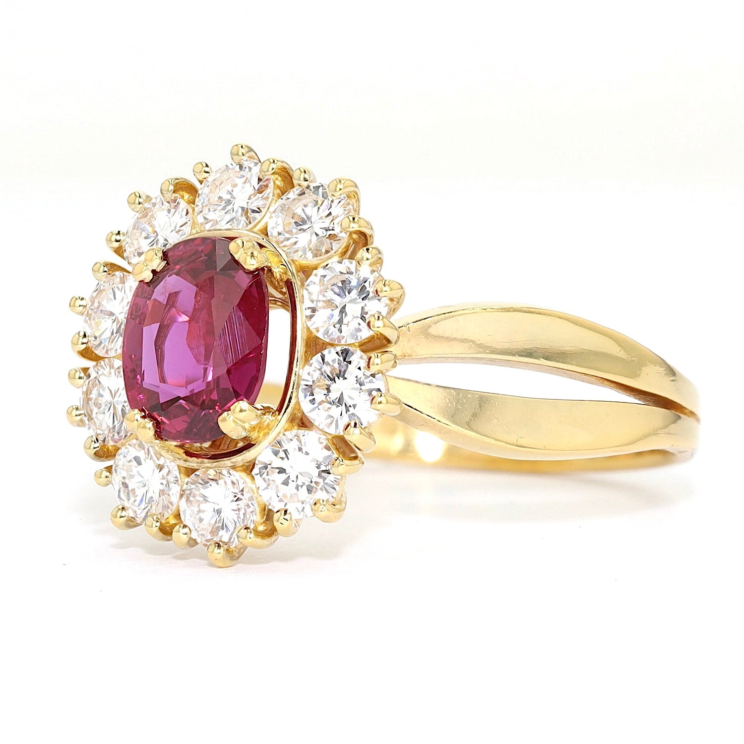 Vintage ring in 750 yellow gold with a Ruby and brilliants, turned horizontally to the left