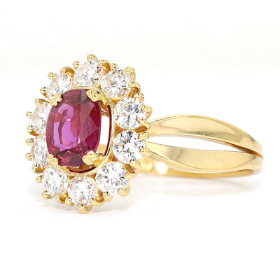 Vintage ring in 750 yellow gold with a Ruby and brilliants, turned horizontally to the left