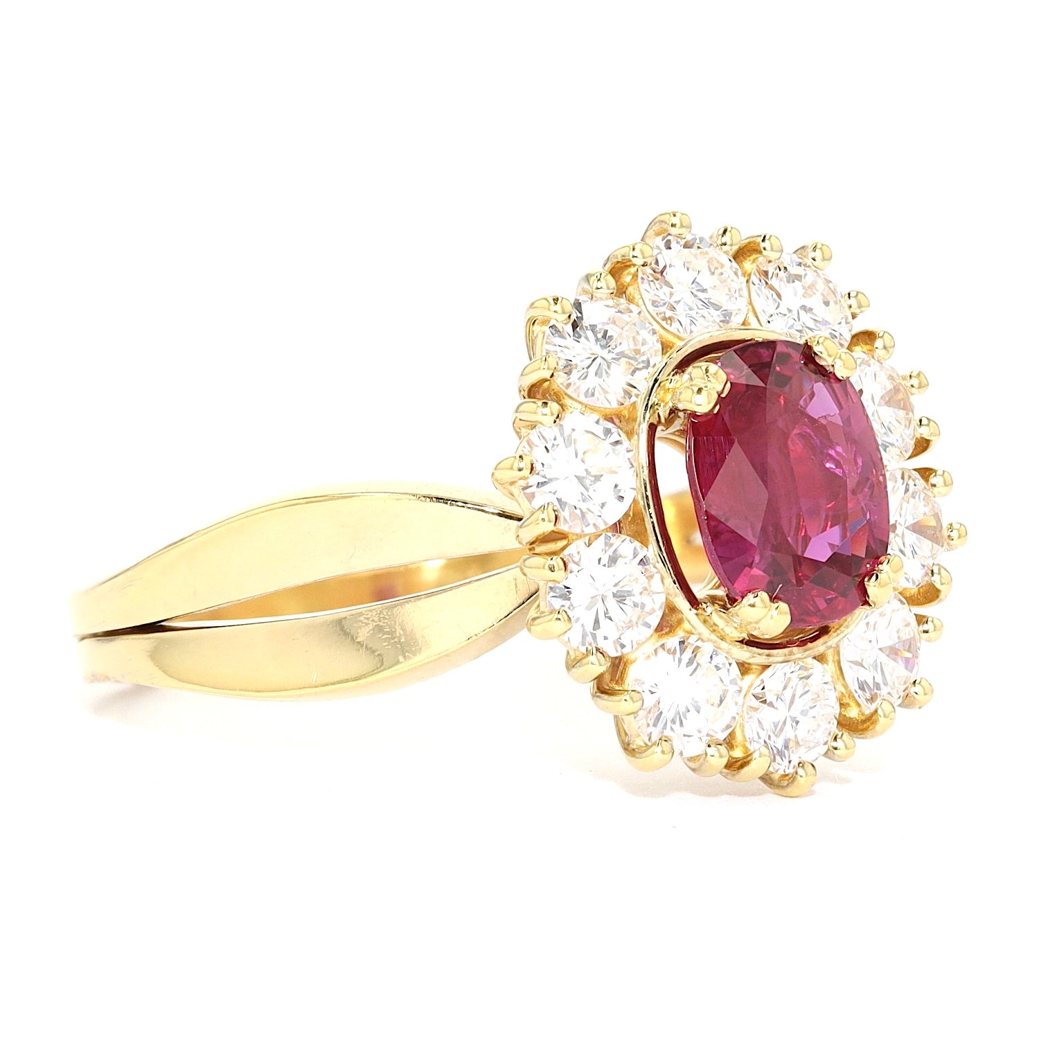 Vintage ring in 750 yellow gold with a Ruby and brilliants, turned horizontally to the right