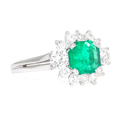 Entourage ring in 750 white gold with a Colombian emerald weighing approx. 1.7 ct and approx. 1.0 ct brilliants, turned horizontally to the right