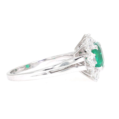 Entourage ring in 750 white gold with a Colombian emerald weighing approx. 1.7 ct and approx. 1.0 ct brilliants, side view right