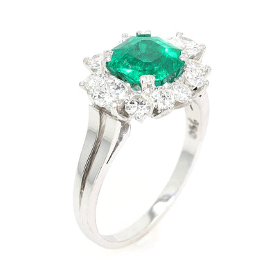 Entourage ring in 750 white gold with a Colombian emerald weighing approx. 1.7 ct and approx. 1.0 ct brilliants, standing