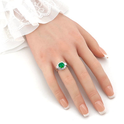 Entourage ring in 750 white gold with a Colombian emerald weighing approx. 1.7 ct and approx. 1.0 ct brilliants, on the hand