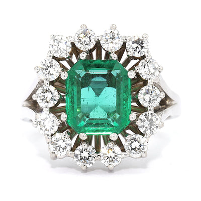 Vintage ring in 750 white gold with an emerald and brilliants, lying frontally