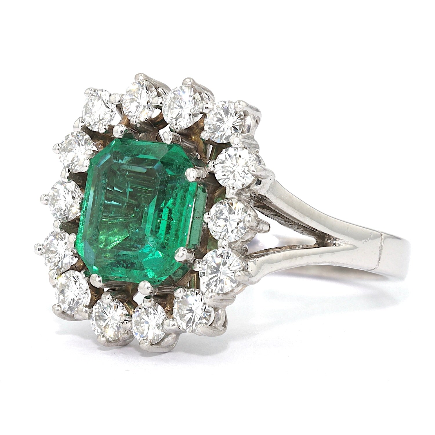 Vintage ring in 750 white gold with an emerald and brilliants, turned horizontally to the left