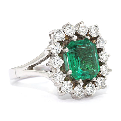 Vintage ring in 750 white gold with an emerald and brilliants, turned horizontally to the right