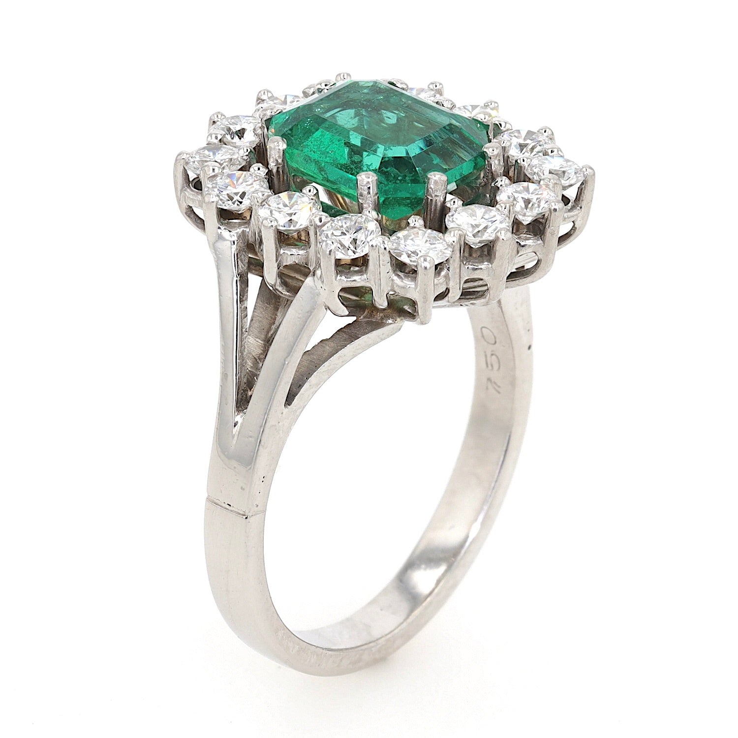 Vintage ring in 750 white gold with an emerald and brilliants, standing