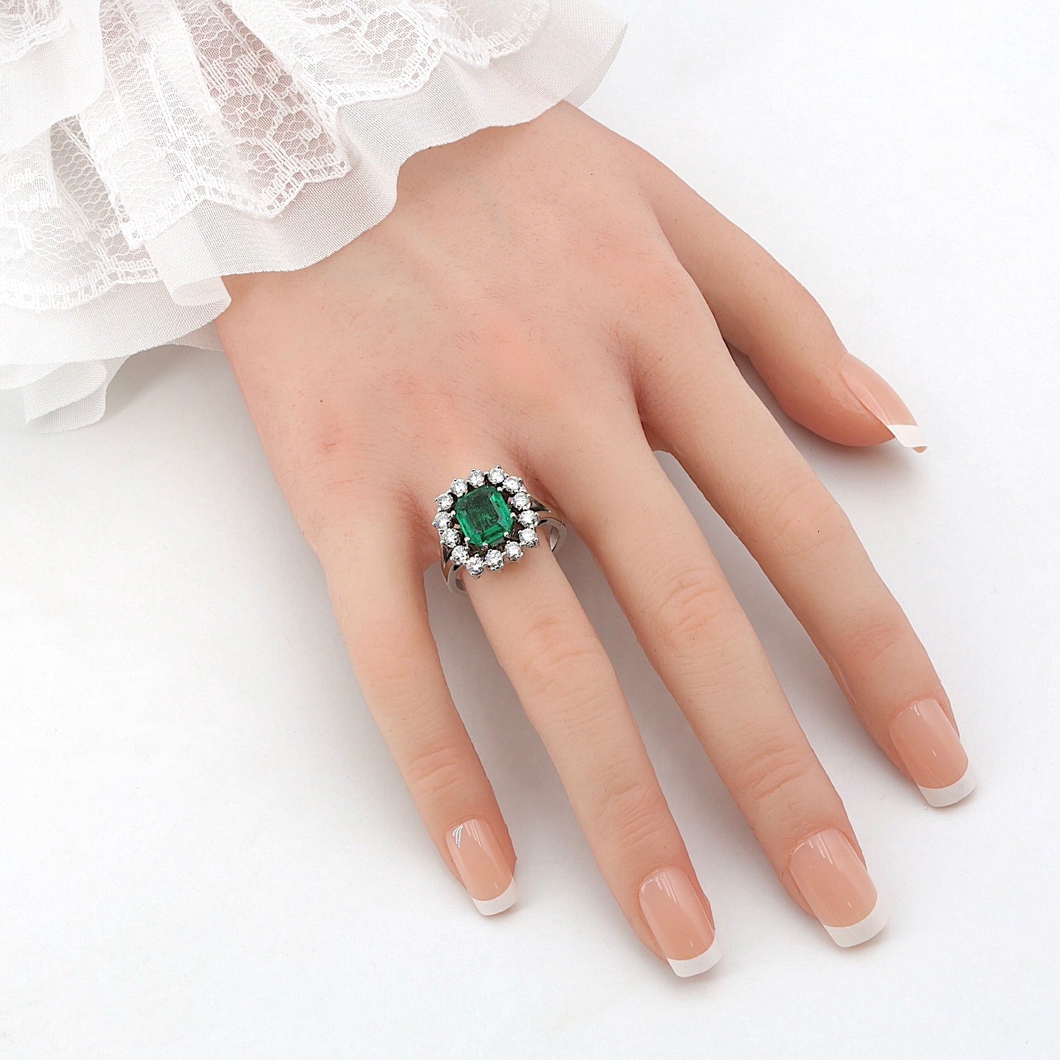 Vintage ring in 750 white gold with an emerald and brilliants, on the hand